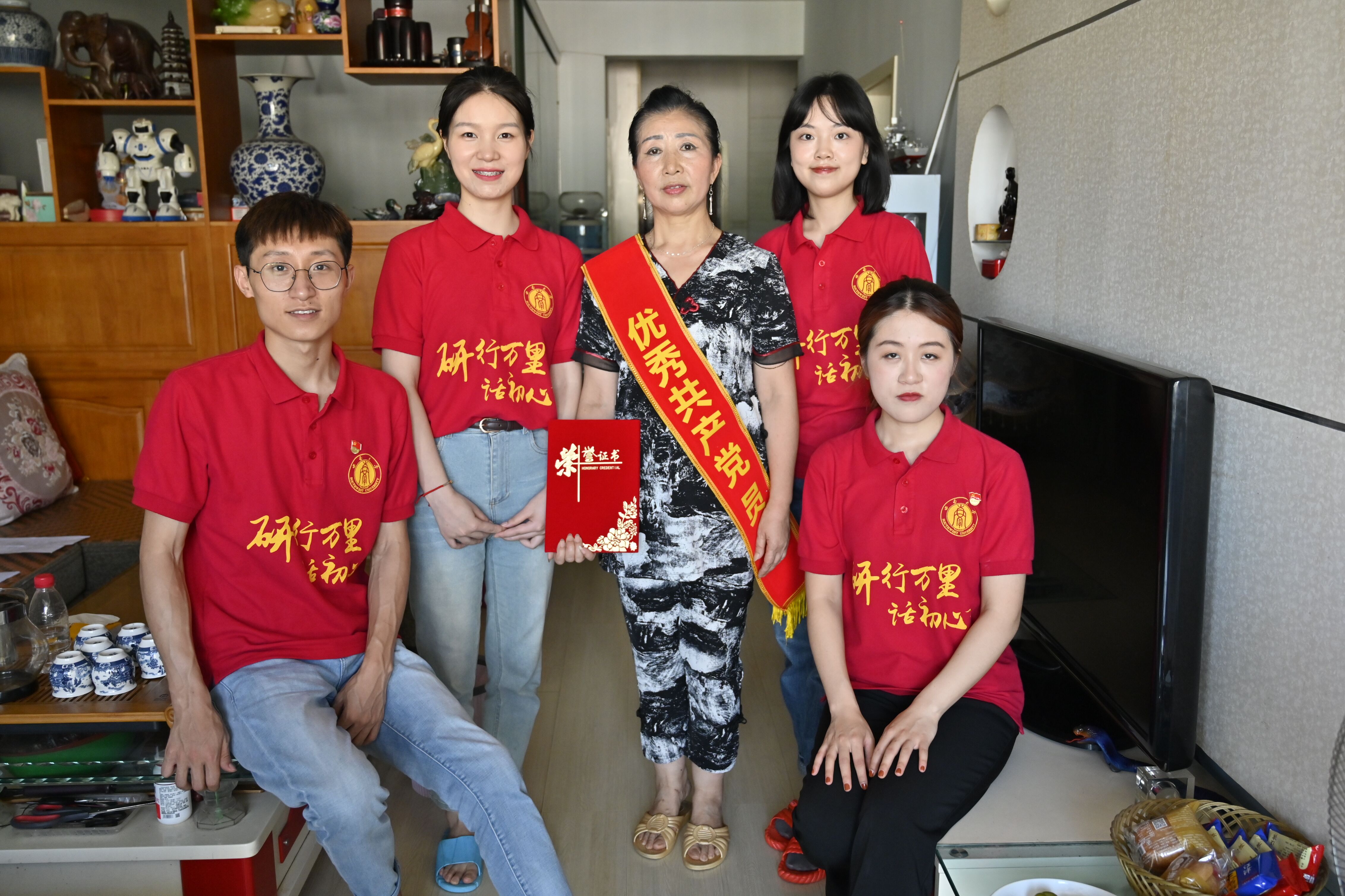 图4:采访牌坊湾社区优秀共产党员王芸同志.jpg